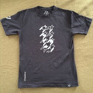 A7 Strongwear powerlifting tee with bar gripper print, men’s M, EUC